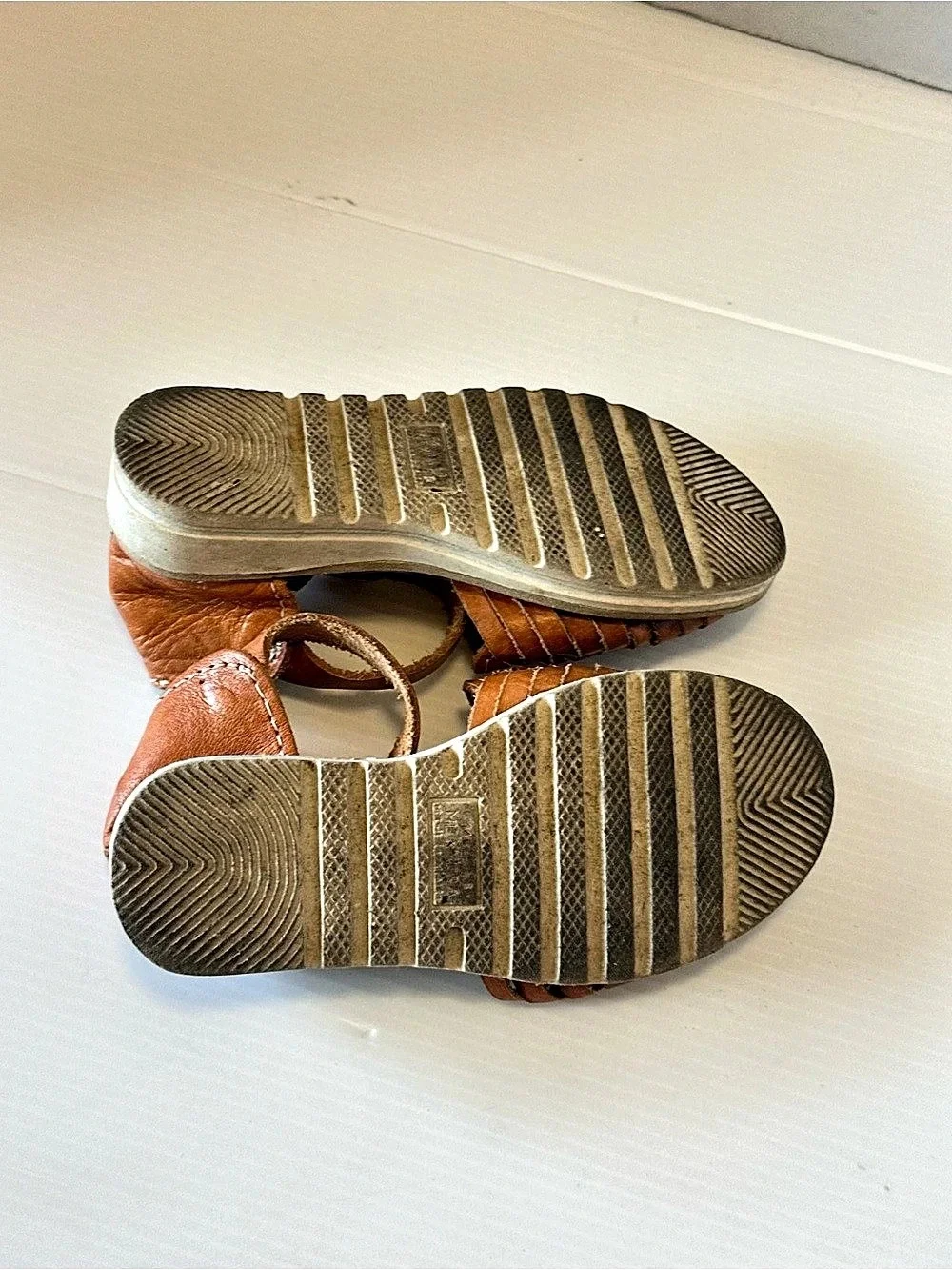 Calzado Coyote Embroidered Leather Sandals US 7c